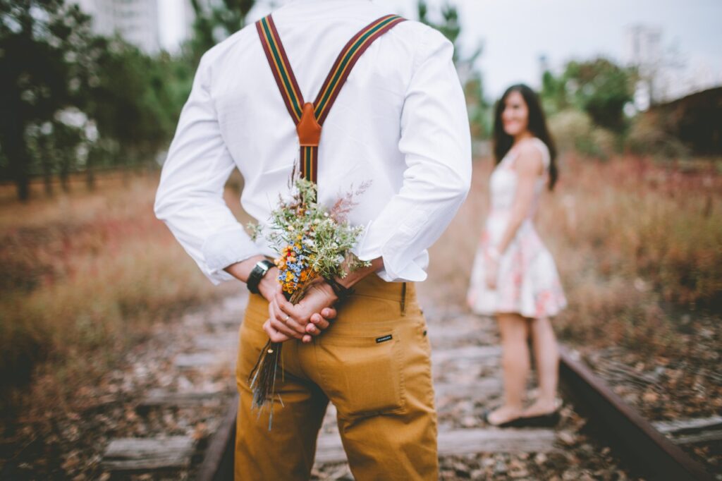 bouquet, surprise, couple-1790142.jpg